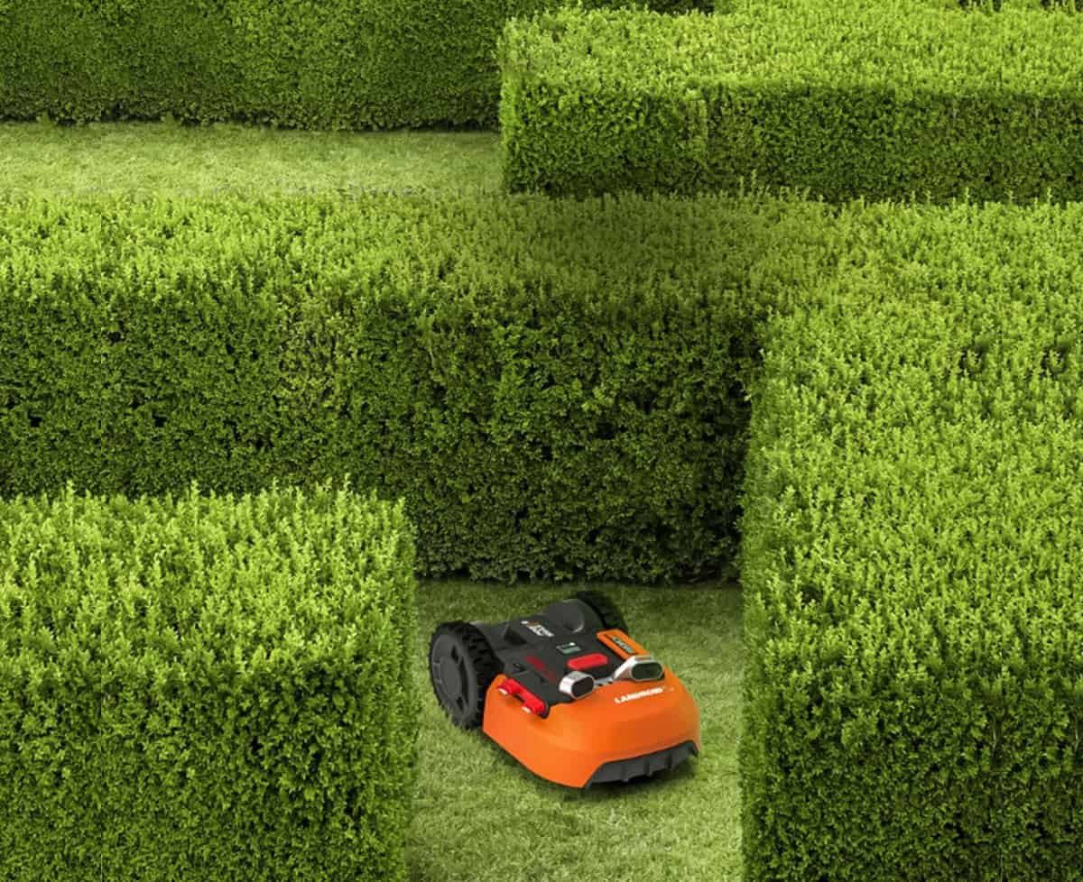 Robot mower mowing in a narrow space