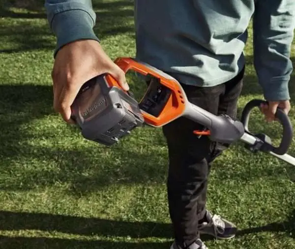 Husqvarna Grass Trimmer 215iL - 4