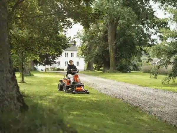 Husqvarna R 200iX battery-powered rider kit including 103cm cutting deck and charger - Image 4