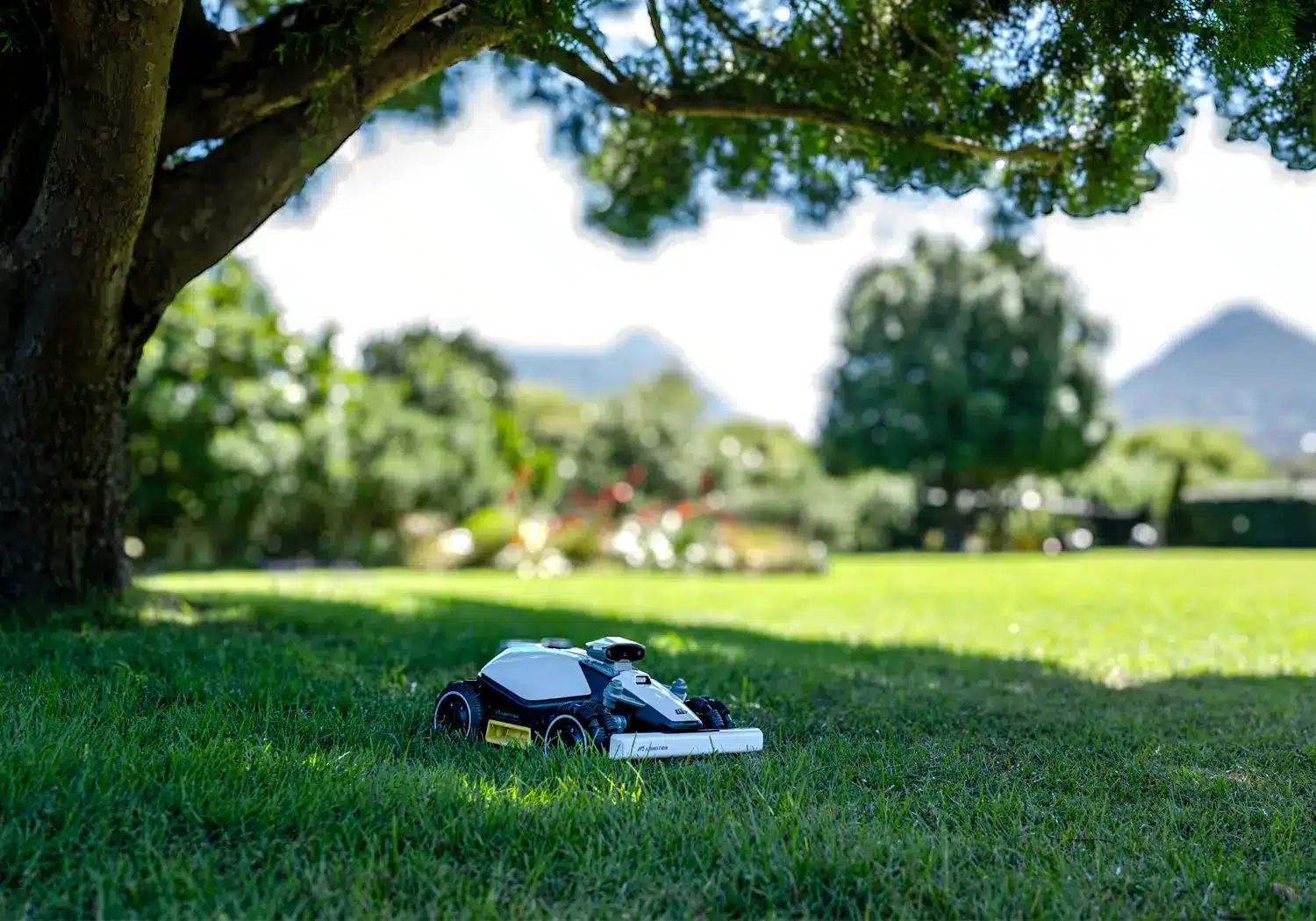 LUBA_mini-03-Mow_anywhere_no_signal_worries